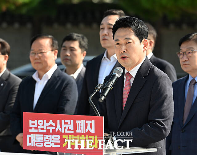 장동혁 국민의힘 대표가 3일 오전 서울 종로구 청와대 사랑채 분수대 앞에서 열린 국민의힘 현장 최고위원회의에 참석해 발언하고 있다. /박헌우 기자
