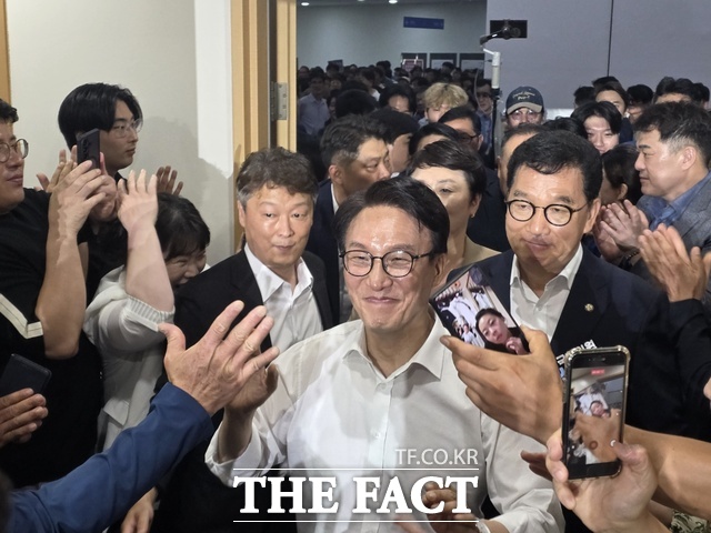 3일 김민석 후보가 당원들의 환호를 받으며 전남광주시 당원 결의대회 행사장에 입장하고 있다. /주남현 기자