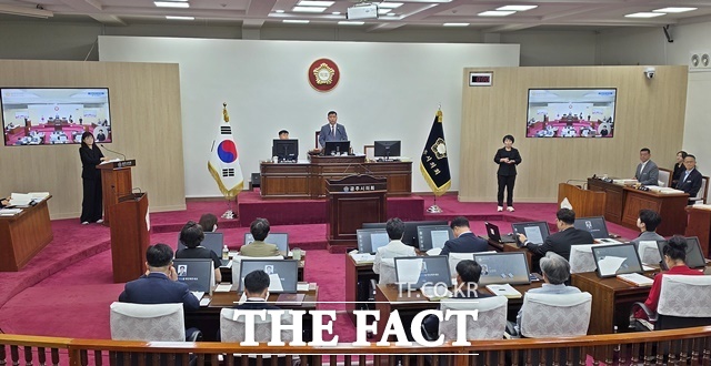 공주시의회가 3일 본회의장에서 제267회 임시회를 열고 있다. /김형중 기자