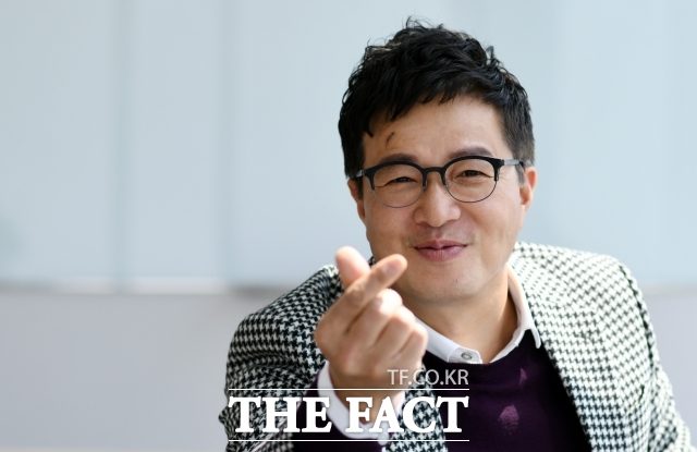 방송인 조영구가 하늘나라로 떠난 어머니와 뜻밖의 영상으로 다시 만나며 끝내 눈물을 쏟았다. 예상치 못한 어머니의 목소리가 흘러나오자 현장은 순식간에 눈물바다가 됐고, 함께한 어르신들 역시 눈시울을 붉혔다. /유튜브 캡처