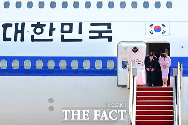 순방 후 인사하는 이재명 대통령 부부.