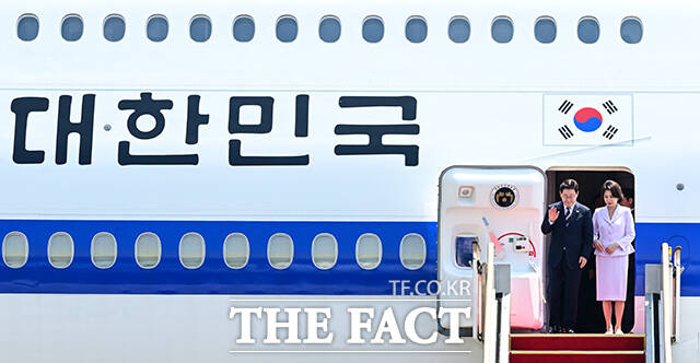가볍게 손인사하는 이재명 대통령.