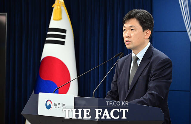 윤민호 통일부 대변인이 3일 오전 서울 종로구 정부서울청사에서 현안 관련 정례브리핑을 하고 있다. /임영무 기자