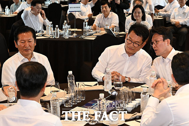 정청래 민주당 당대표 후보가 순회경선 합동연설회에서 양강 구도를 형성한 김민석 후보를 맹폭하면서도, 김 후보와 같은 논리로 자신을 비판하는 송영길 후보 공격을 망설이는 이유는 송 후보가 지닌 '2순위 표'를 의식한 것이라는 평가가 나온다. 사진은 정 후보와 송 후보, 김 후보(왼쪽부터)가 지난달 3일 서울 용산구 서울드래곤시티에서 열린 22대 후반기 국회 대비 국회의원 워크숍에 참석해 한 테이블에 앉아 있는 모습. /서예원 기자