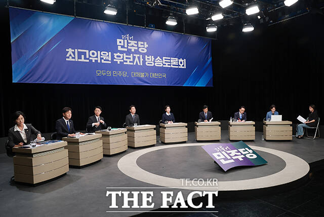 임미애, 김용, 김영호, 한민수, 최민희, 이성윤, 박선원, 서미화 더불어민주당 최고위원 후보(왼쪽부터)가 토론 준비를 하고 있다.