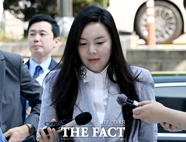 300억 원대 사기 혐의를 받는 차가원 피아크그룹 회장 겸 원헌드레드 대표가 3일 오전 서울 서초구 서울중앙지방법원에서 열린 구속 전 피의자 심문(영장실질심사)에 출석하고 있다. /서예원 기자