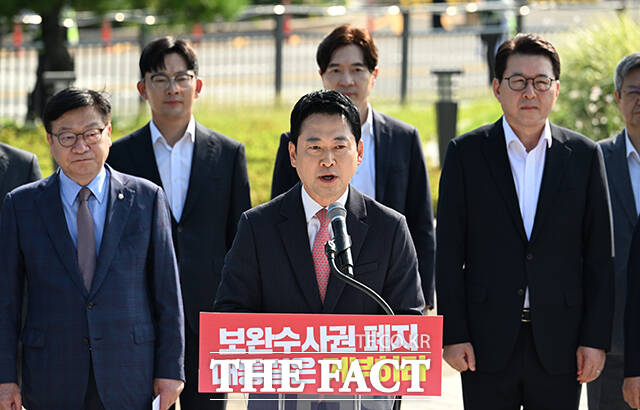 장동혁 국민의힘 대표가 3일 오전 서울 종로구 청와대 사랑채 분수대 앞에서 열린 국민의힘 현장 최고위원회의에 참석해 발언하고 있다. /박헌우 기자