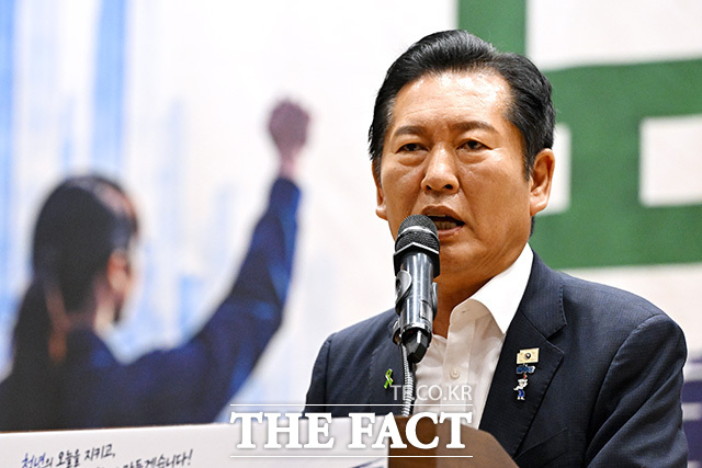 더불어민주당 친이재명계 최고위원들은 3일 자신들이 '전 당원 1인 1표제'와 '조국혁신당과의 합당'에 반대했다는 정청래 당대표 후보 주장은 사실이 아니라면서