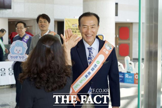 김홍열 청양군수가 3일 군수와 직원들이 함께하는 '청렴 하이파이브 캠페인'을 펼치고 있다. /청양군