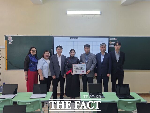 지난달 31일 몽골 울란바타르에서 충남도교육청 관계자들이 133번 학교에 정보화 기기 기증식을 갖고 있다. /충남도교육청