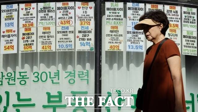 정부의 가계부채 관리 강화와 부동산 시장 안정 대책에도 서울 핵심 지역 초고가 아파트 시장은 상승세를 이어가고 있다. 지난달 27일 국토교통부 실거래가 공개시스템에 따르면 서울 대표 고가 주택 밀집지역인 강남·서초·여의도 일대 주요 대장주 단지에서 신고가 경신이 잇따르고 있다. /뉴시스
