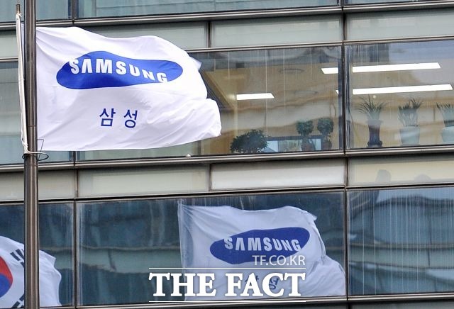 3일 골드만박스는 삼성전자의 목표가를 1만원 상향하고 투자 의견을 유지했다. /더팩트 DB