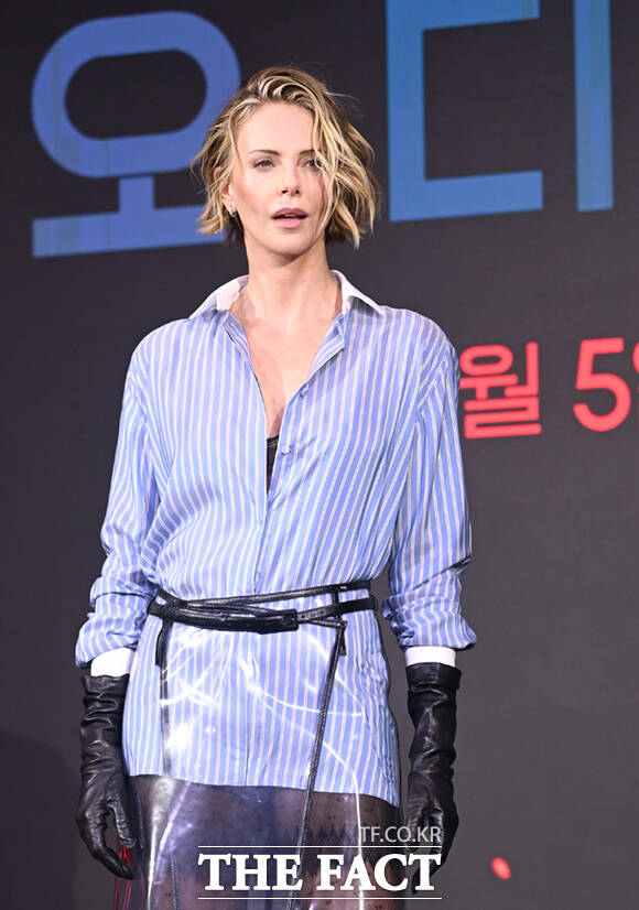 할리우드 배우 샤를리즈 테론이 3일 서울 광화문 포시즌스 호텔 서울에서 열린 영화 '오디세이' 내한 기자간담회에 참석해 포즈를 취하고 있다. /이새롬 기자