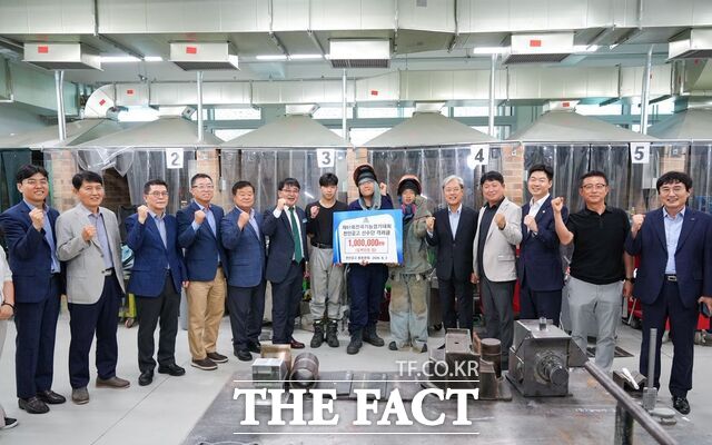 3일 이병도 충남도교육감이 천안공업고등학교를 찾아 전공심화동아리 학생 선수 및 지도교사들과 함께 파이팅을 외치고 있다. /충남도교육청