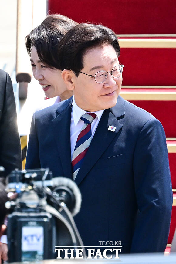 이 대통령과 김혜경 여사가 환송객들과 인사를 나누고 있다.