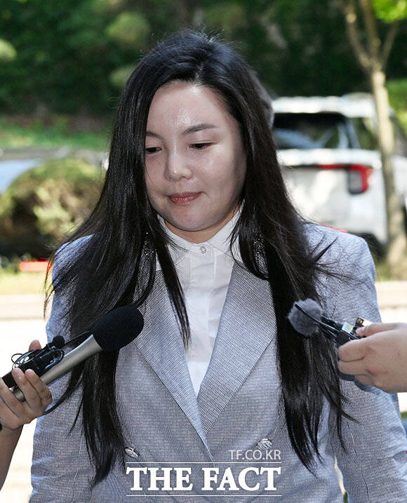 300억원대 사기 혐의를 받는 차가원 피아크그룹 회장 겸 원헌드레드 대표가 3일 오전 서울 서초구 서울중앙지방법원에서 열린 구속 전 피의자 심문(영장실질심사)에 출석하고 있다. /서예원 기자