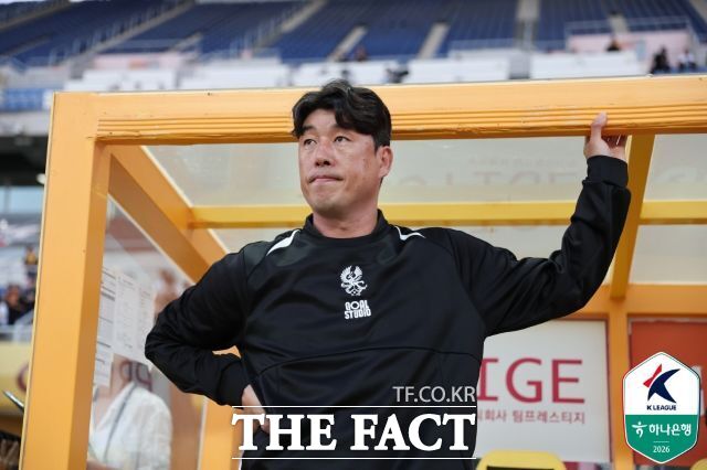 광주FC 이정규 감독이 지난달 26일 열린 K리그1 제주SK와의 홈경기에서 심각하게 경기를 지켜보고 있다./광주=K리그