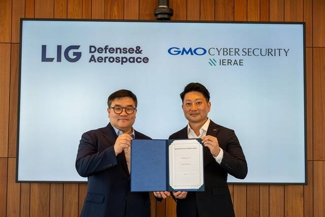 LIG D&A는 지난달 22일 일본 도쿄 시부야 GMO 인터넷 그룹 본사에서 이에라에(IERAE)와 '사이버보안 분야 업무제휴 양해각서(MOU)'를 체결했다. 사진은 이승영 LIG D&A 기술혁신본부장(왼쪽)과 히코히로 린 IERAE 최고해외사업총괄(오른쪽). /LIG D&A