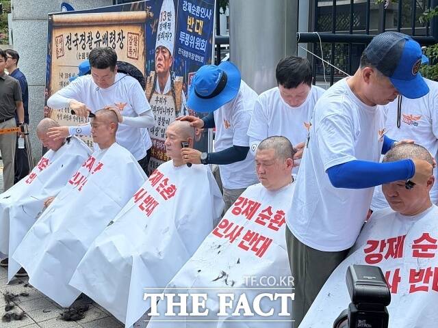 전국경찰직장협의회(경찰직협)가 순환인사제에 반대하며 삭발 투쟁에 나섰다. /이예리 기자