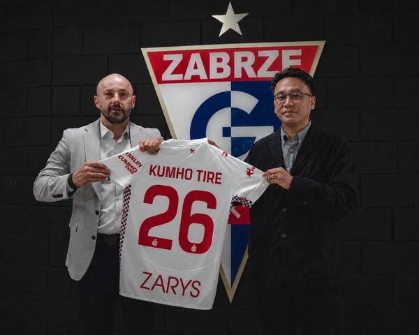 금호타이어가 지난달 30일(현지시간) 폴란드 축구구단인 '구르니크 자브제(Górnik Zabrze)'와 공식 타이어 파트너사 후원 계약을 체결했다. 사진은 금호타이어 유럽본부 권태민 바르샤바 지점장(사진 오른쪽)과 구르니크 자브제 미하우 시아라(Michał Siara) / 금호타이어