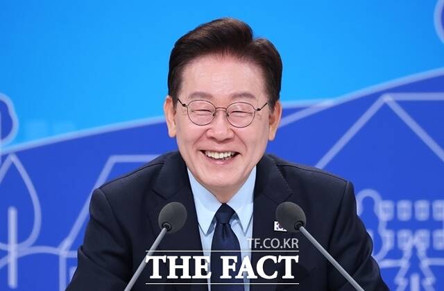 이재명 정부가 서울·수도권 집값 안정을 위해 실거주 여부와 주택 가격을 기준으로 세 부담을 가르는 강도 높은 부동산 세제 개편 카드를 꺼내 들었다. 사진은 이재명 대통령이 지난달 23일 서울 여의도 KBS 별관에서 열린 부동산정책 국민 대토론회에서 참석자의 발언을 들으며 미소짓고 있다. /청와대통신사진기자단·뉴시스