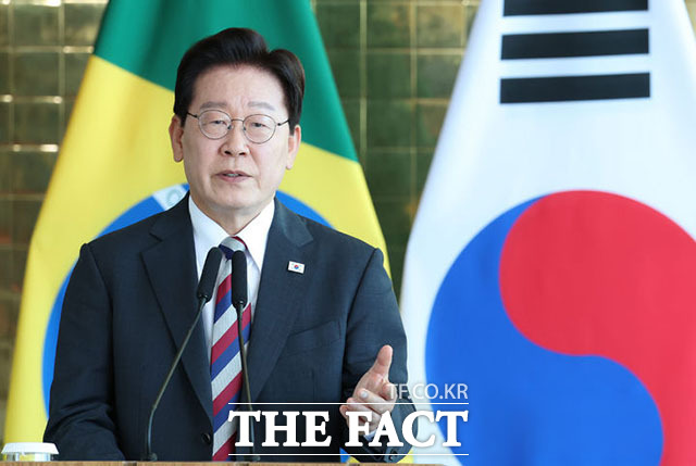 이재명 대통령의 국정수행 긍정 평가가 3주 연속 하락하며 취임 후 최저치를 기록했다. 지난달 27일(현지 시간) 브라질 브라질리아 대통령관저에서 열린 한-브라질 공동언론발표에서 발언하는 이 대통령. /뉴시스