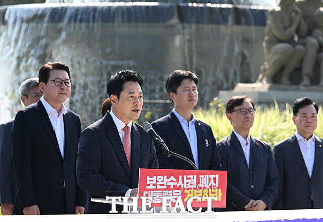 장동혁 국민의힘 대표가 3일 오전 서울 종로구 청와대 사랑채 분수대 앞에서 열린 국민의힘 현장 최고위원회의에 참석해 발언하고 있다. /박헌우 기자
