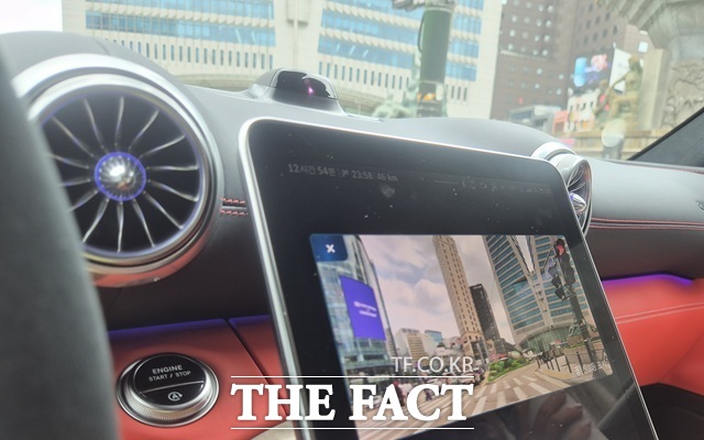 AMG GT 43은 신호등 앞에서 정차할 때마다 선명한 화질로 횡단보도의 상황을 보여준다. /서울=오승혁 기자
