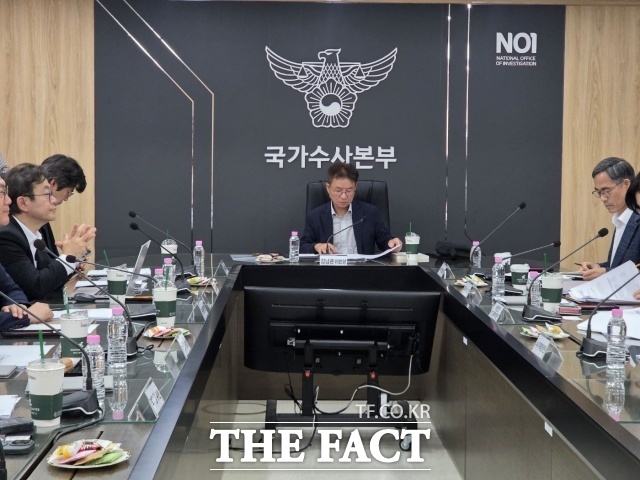 '국민의 신뢰 회복을 위한 경찰 수사개혁위원회'(경찰 수사개혁위)가 장윤기 사건 수사 결과가 나온 뒤 추가 보고를 받아 제도 개선 방안을 마련하기로 했다. 사진은 경찰 수사개혁위가 3일 오후 서울 서대문구 경찰청 국가수사본부에서 2차 회의를 열고 있는 모습./김영봉 기자
