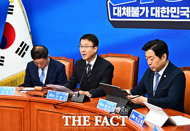 한병도 더불어민주당 대표 직무대행 겸 원내대표가 3일 오전 서울 여의도 국회에서 열린 최고위원회의에 참석해 모두발언을 하고 있다. /국회=배정한 기자
