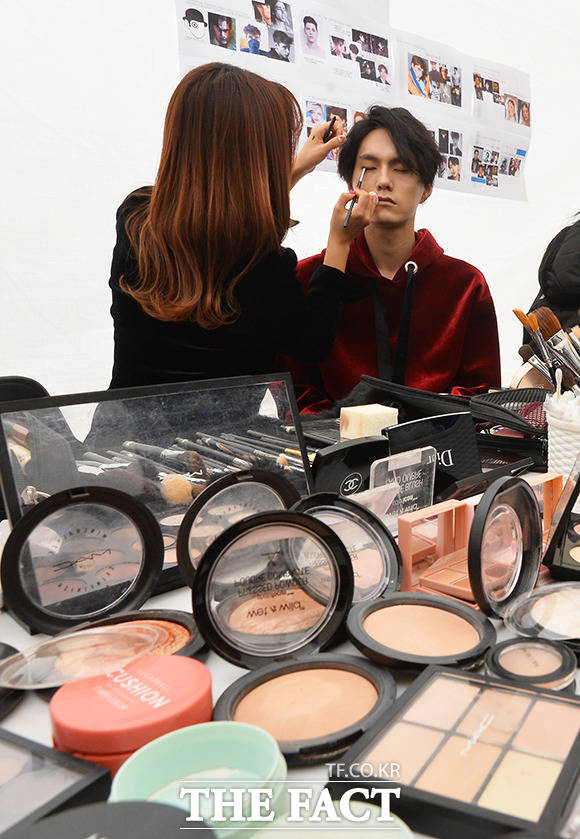 각종 무대와 영상 출연, 포토타임 등이 잦은 K팝 그룹은 아무리 비싸도 울며 겨자먹기로 메이크업을 받을 수밖에 없다.(사진은 기사 내용과 무관)/더팩트DB