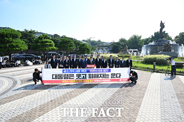 장동혁 국민의힘 대표가 3일 오전 서울 종로구 청와대 사랑채 분수대 앞에서 열린 국민의힘 현장 최고위원회의에 참석해 발언하고 있다. /박헌우 기자