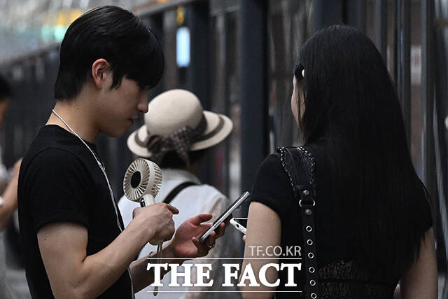 서울 낮 최고기온이 37도를 기록하며 무더운 날씨가 이어지고 있는 3일 오후 서울 종로구 안국역에 이동형 냉방기기가 가동되고 있다. /김성렬 기자