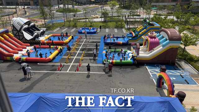 세종시 산울초등학교 1일 주차장과 B·C동 사이에 설치한 에어바운스 풀장에서 전교생을 대상으로 '여름방학 방학 중 성장 지원 물놀이 성장 페스티벌'을 진행하고 있다. /세종시교육청