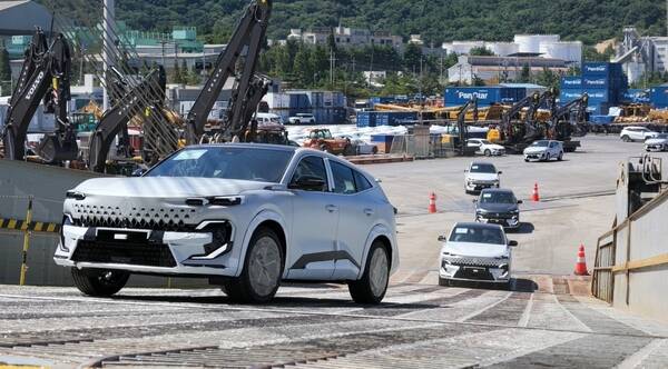 르노코리아가 지난 7월 31일 마산항 제4부두에서 E세그먼트 크로스오버 필랑트의 첫 본격 수출물량을 선적했다. 사진은 필랑트를 선적 중인 모습 / 르노코리아