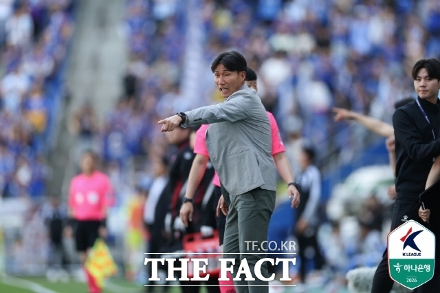 부천FC 이영민 감독이 지난 5월10일 울산HD와의 원정경기 도중 선수들에게 작전을 지시하고 있다./울산=K리그