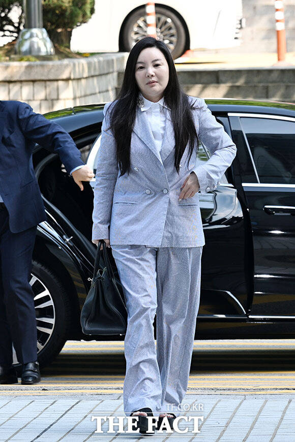 300억 원대 사기 혐의를 받는 차가원 피아크그룹 회장 겸 원헌드레드 대표가 3일 오전 서울 서초구 서울중앙지방법원에서 열린 구속 전 피의자 심문(영장실질심사)에 출석하고 있다. /서예원 기자