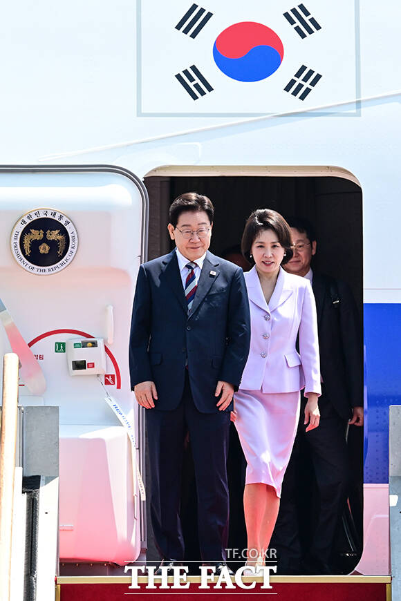 미국·남미 순방을 마친 후 경기 성남시 서울공항에 도착한 이재명 대통령과 김혜경 여사.