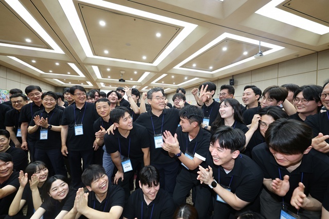 김보현 대우건설 사장이 지난달 30일 경기 수원 인재경영원에서 2026년 하반기 신입사원들과 만나 교류의 시간을 가졌다. /대우건설