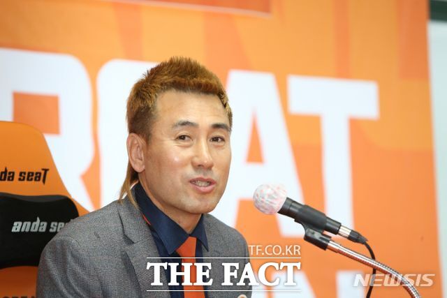 2022년 강원FC 대표에 취임한 김병지 전 축구국가대표가 강원 춘천시 송암스포츠타운 미디어실에서 취임 후 첫 기자간담회를 열고 포부를 밝히고 있다. / 뉴시스