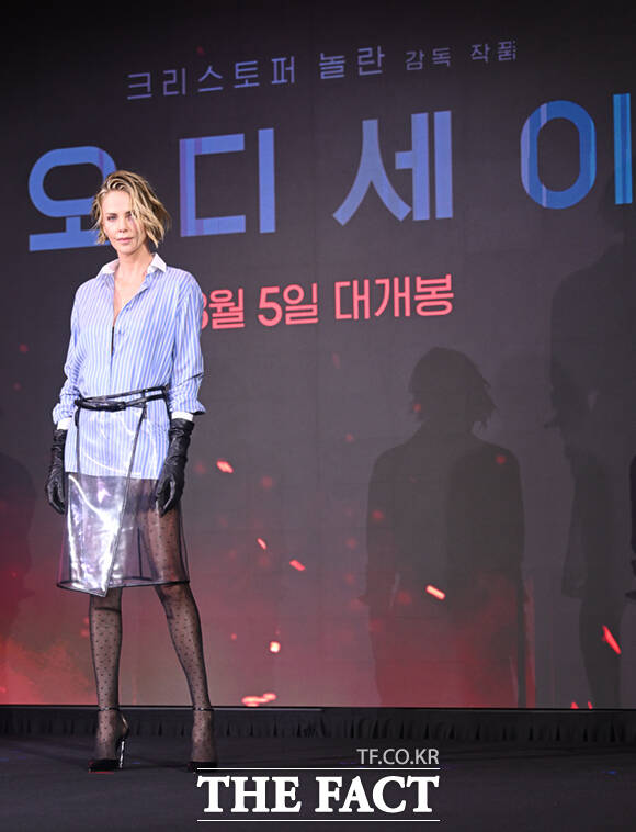 할리우드 배우 샤를리즈 테론이 3일 서울 광화문 포시즌스 호텔 서울에서 열린 영화 '오디세이' 내한 기자간담회에 참석해 포즈를 취하고 있다. /이새롬 기자