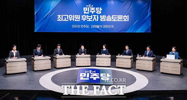 임미애, 김용, 김영호, 한민수, 최민희, 이성윤, 박선원, 서미화 더불어민주당 최고위원 후보(왼쪽부터)가 토론 준비를 하고 있다.