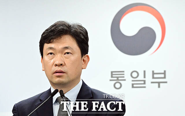 윤민호 통일부 대변인이 3일 오전 서울 종로구 정부서울청사에서 현안 관련 정례브리핑을 하고 있다. /임영무 기자