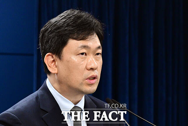 윤민호 통일부 대변인이 3일 오전 서울 종로구 정부서울청사에서 현안 관련 정례브리핑을 하고 있다. /임영무 기자