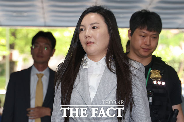 300억 원대 사기 혐의를 받는 차가원 피아크그룹 회장 겸 원헌드레드 대표가 3일 오전 서울 서초구 서울중앙지방법원에서 열린 구속 전 피의자 심문(영장실질심사)에 출석하고 있다. /서예원 기자