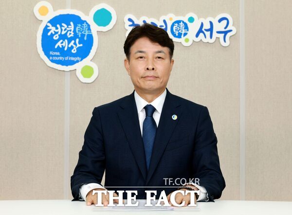 대전시 서구가 공직자 청렴 인식 제고 및 상호 존중 조직문화 조성을 위해 5일부터 간부 공무원이 참여하는 청렴 아침 방송 '오늘, 청렴을 듣다'를 운영한다. 전문학 서구청장이 3일 구청 방송실에서 '오늘, 청렴의 듣다' 첫 방송을 녹음하고 있다. /대전시 서구