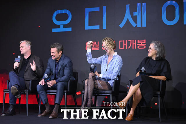 할리우드 배우 샤를리즈 테론과 크리스토퍼 놀란 감독, 엠마 토머스 프로듀서, 배우 맷 데이먼(왼쪽부터)이 3일 서울 광화문 포시즌스 호텔 서울에서 열린 영화 '오디세이' 내한 기자간담회에 참석해 포즈를 취하고 있다.