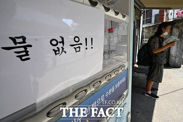 그늘에 앉아 더위 피하는 주민들.