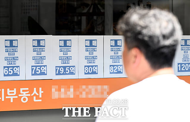 정부의 세제개편안 발표를 앞둔 3일 오전 서울 강남구 부동산 공인중개사 사무소 앞에 매물 정보가 게시돼 있다. /박상민 기자