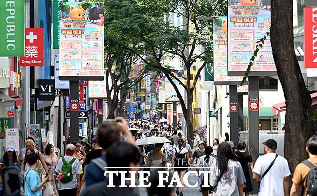 명동 전광판에 폭염 행동요령이 상영되고 있다.